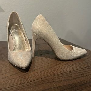 Gold size 7 heels by Jennifer Lopez